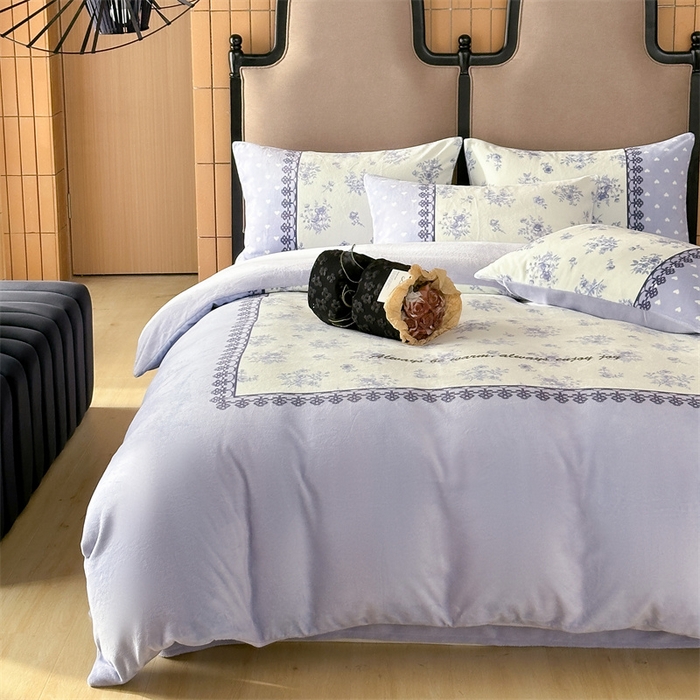 91家纺网 家纺一手货源 找家纺 Sweet dreams甜梦 2025新款数码印花加厚复古碎花牛奶绒四件套-摄影图 蓝枚