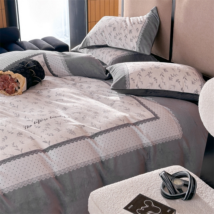 91家纺网 家纺一手货源 找家纺 Sweet dreams甜梦 2025新款数码印花加厚复古碎花牛奶绒四件套-摄影图 茶白