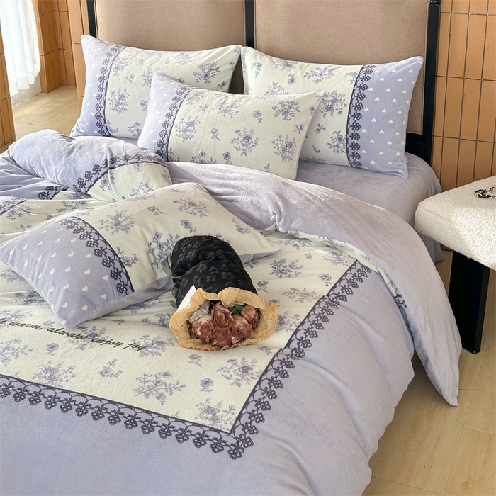 91家纺网 家纺一手货源 找家纺 Sweet dreams甜梦 2025新款数码印花加厚复古碎花牛奶绒四件套-摄影图 蓝枚