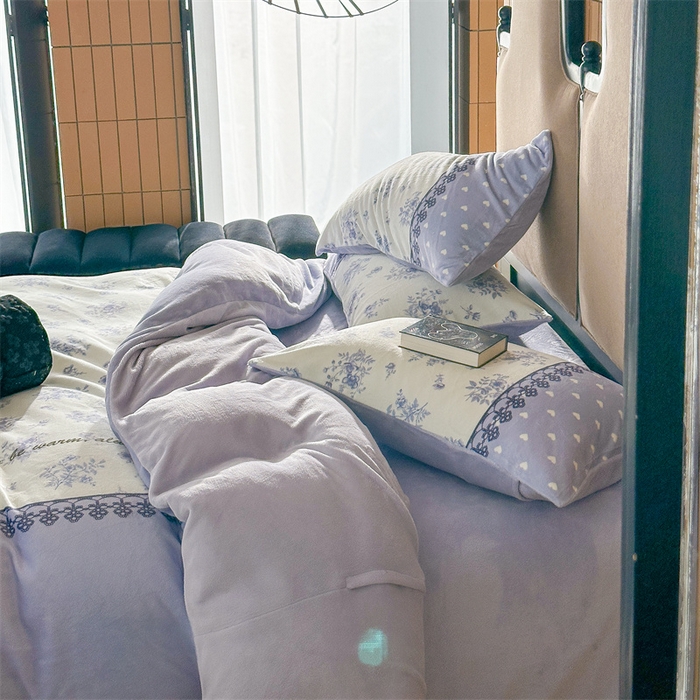 91家纺网 家纺一手货源 找家纺 Sweet dreams甜梦 2025新款数码印花加厚复古碎花牛奶绒四件套-摄影图 蓝枚