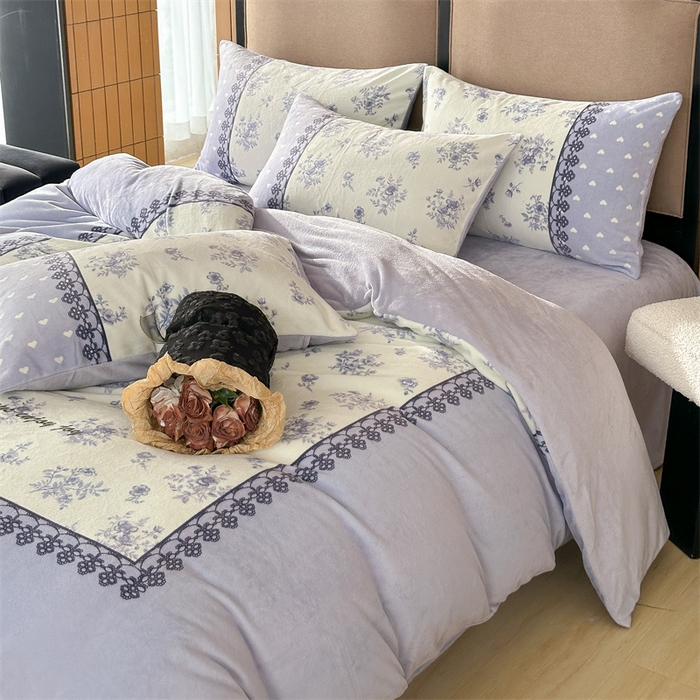 91家纺网 家纺一手货源 找家纺 Sweet dreams甜梦 2025新款数码印花加厚复古碎花牛奶绒四件套-摄影图 蓝枚