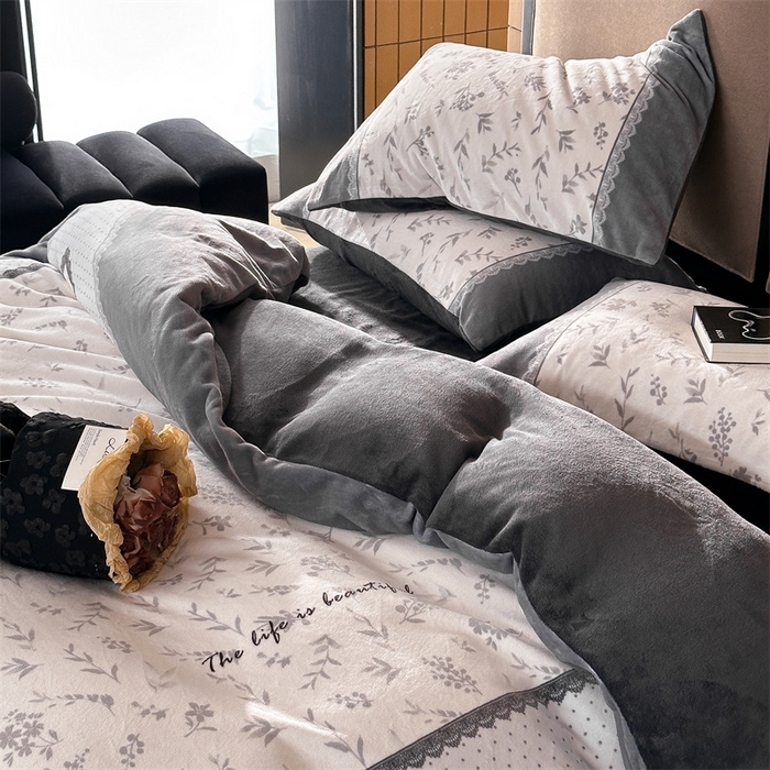 91家纺网 家纺一手货源 找家纺 Sweet dreams甜梦 2025新款数码印花加厚复古碎花牛奶绒四件套-摄影图 茶白