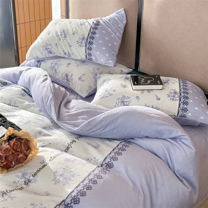 91家纺网 家纺一手货源 找家纺 Sweet dreams甜梦 2025新款数码印花加厚复古碎花牛奶绒四件套-摄影图 蓝枚
