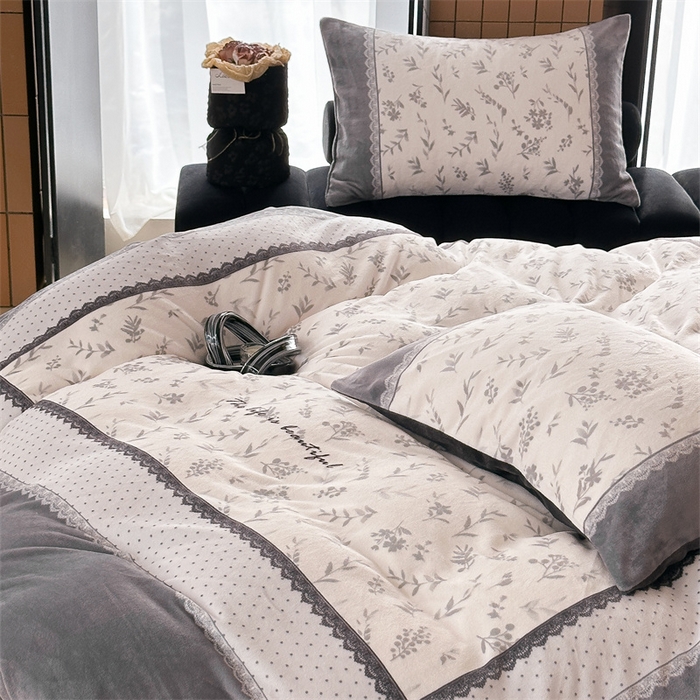 91家纺网 家纺一手货源 找家纺 Sweet dreams甜梦 2025新款数码印花加厚复古碎花牛奶绒四件套-摄影图 茶白