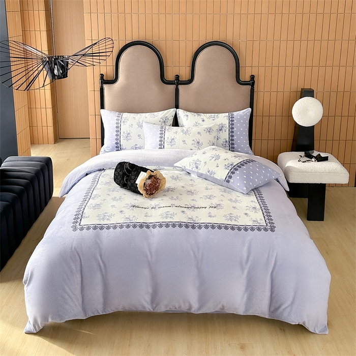 91家纺网 家纺一手货源 找家纺 Sweet dreams甜梦 2025新款数码印花加厚复古碎花牛奶绒四件套-摄影图 蓝枚