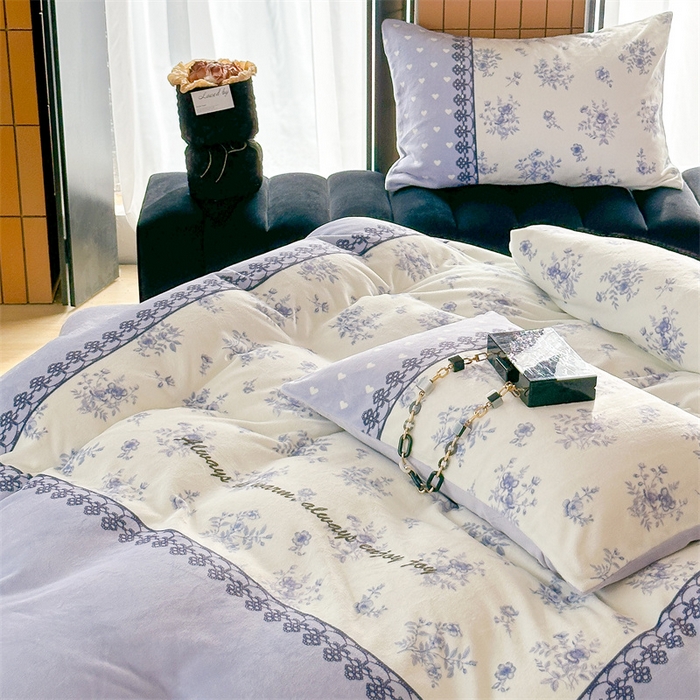 91家纺网 家纺一手货源 找家纺 Sweet dreams甜梦 2025新款数码印花加厚复古碎花牛奶绒四件套-摄影图 蓝枚