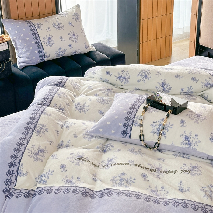 91家纺网 家纺一手货源 找家纺 Sweet dreams甜梦 2025新款数码印花加厚复古碎花牛奶绒四件套-摄影图 蓝枚