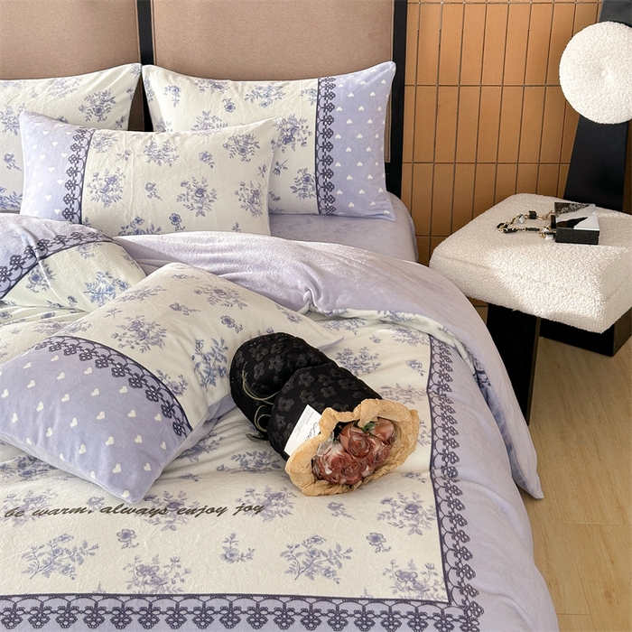 91家纺网 家纺一手货源 找家纺 Sweet dreams甜梦 2025新款数码印花加厚复古碎花牛奶绒四件套-摄影图 蓝枚