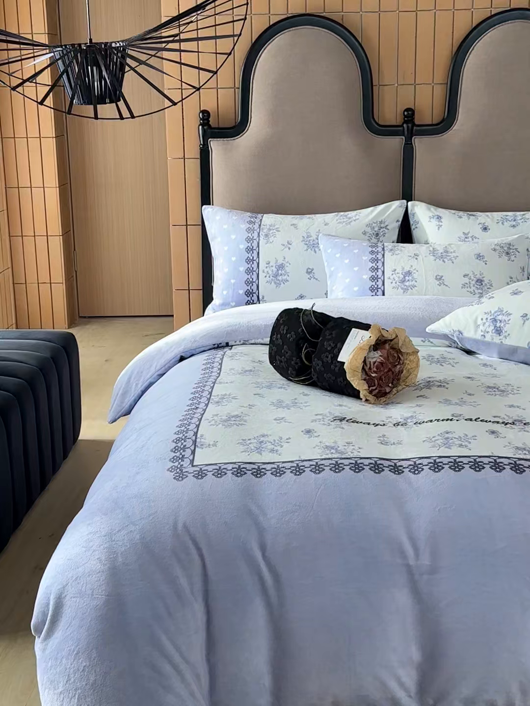 91家纺网 家纺一手货源 找家纺 Sweet dreams甜梦 2025新款数码印花加厚复古碎花牛奶绒四件套-摄影图 蓝枚