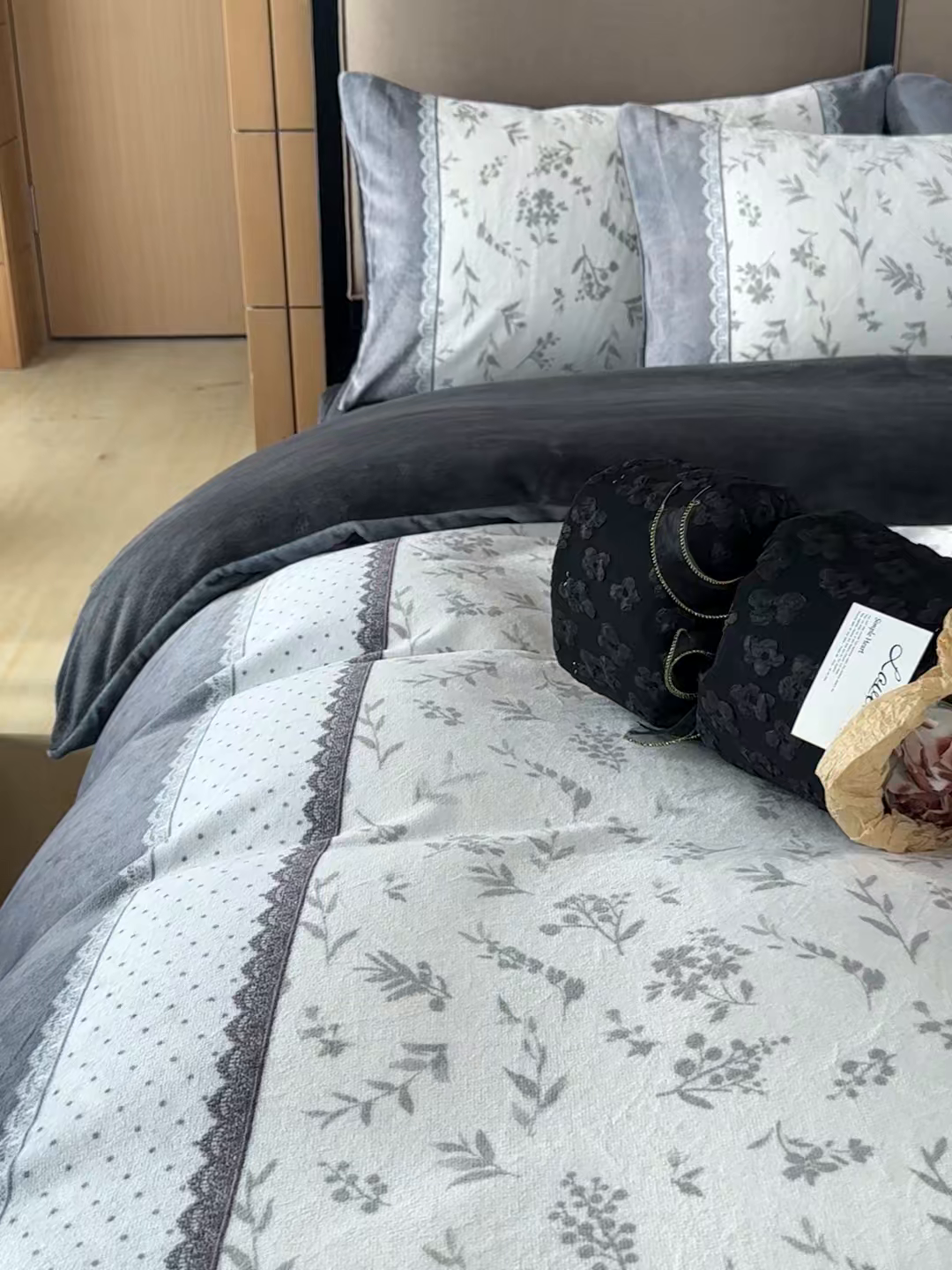 91家纺网 家纺一手货源 找家纺 Sweet dreams甜梦 2025新款数码印花加厚复古碎花牛奶绒四件套-摄影图 茶白