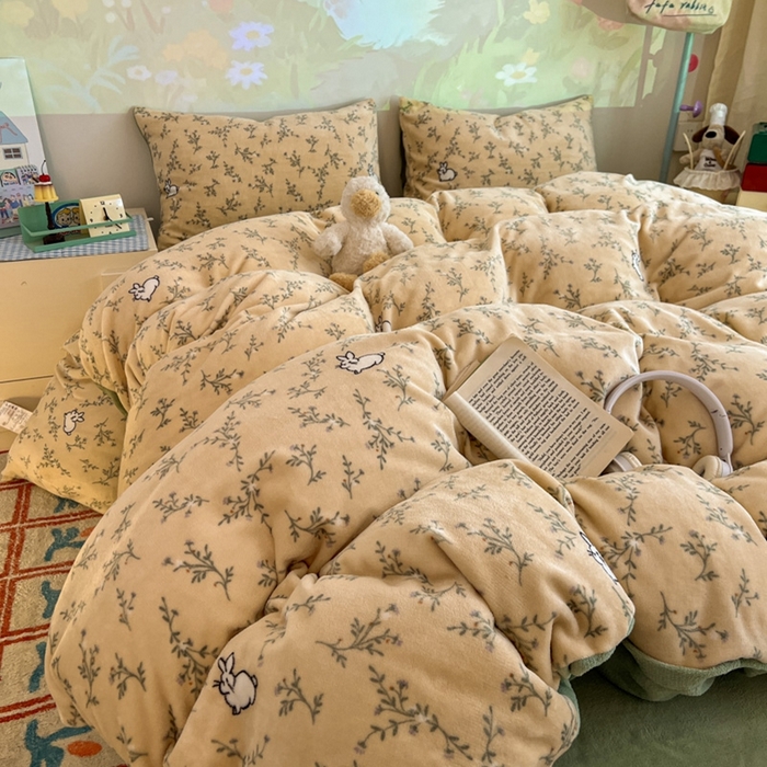 91家纺网 家纺一手货源 找家纺 暖伊家居 2025牛奶绒小布袋四件套 枝枝兔