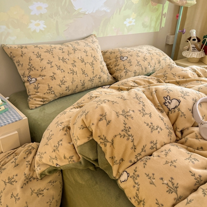 91家纺网 家纺一手货源 找家纺 暖伊家居 2025牛奶绒小布袋四件套 枝枝兔