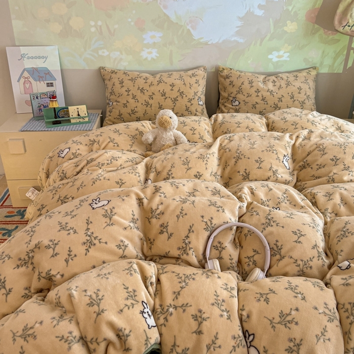 91家纺网 家纺一手货源 找家纺 暖伊家居 2025牛奶绒小布袋四件套 枝枝兔