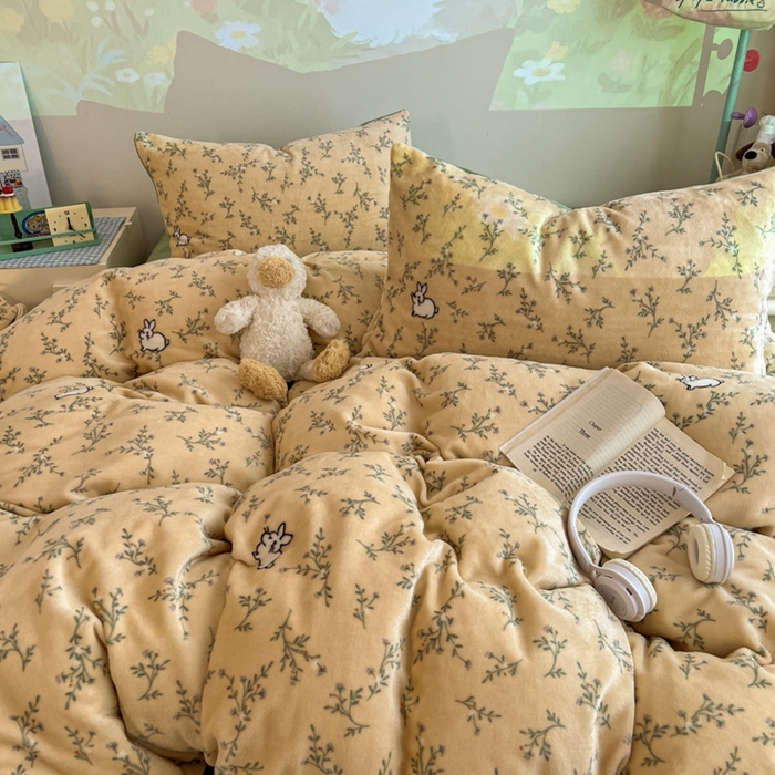 91家纺网 家纺一手货源 找家纺 暖伊家居 2025牛奶绒小布袋四件套 枝枝兔