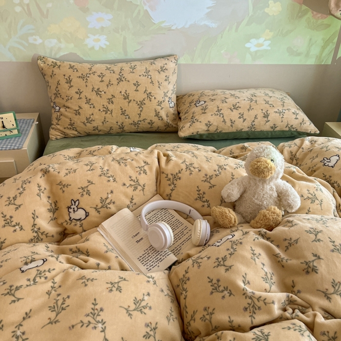 91家纺网 家纺一手货源 找家纺 暖伊家居 2025牛奶绒小布袋四件套 枝枝兔