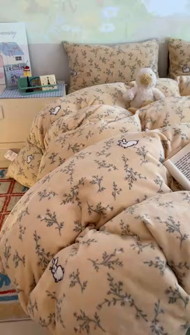 91家纺网 家纺一手货源 找家纺 暖伊家居 2025牛奶绒小布袋四件套 枝枝兔