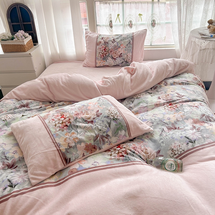 91家纺网 家纺一手货源 找家纺 （总）Sweet dreams甜梦 2025新款全消光数码印花加厚复古碎花牛奶绒四件套-风格3