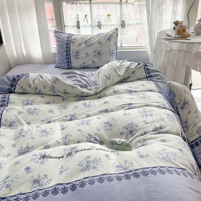 91家纺网 家纺一手货源 找家纺 Sweet dreams甜梦 2025新款全消光数码印花加厚复古碎花牛奶绒四件套-风格3 蓝枚
