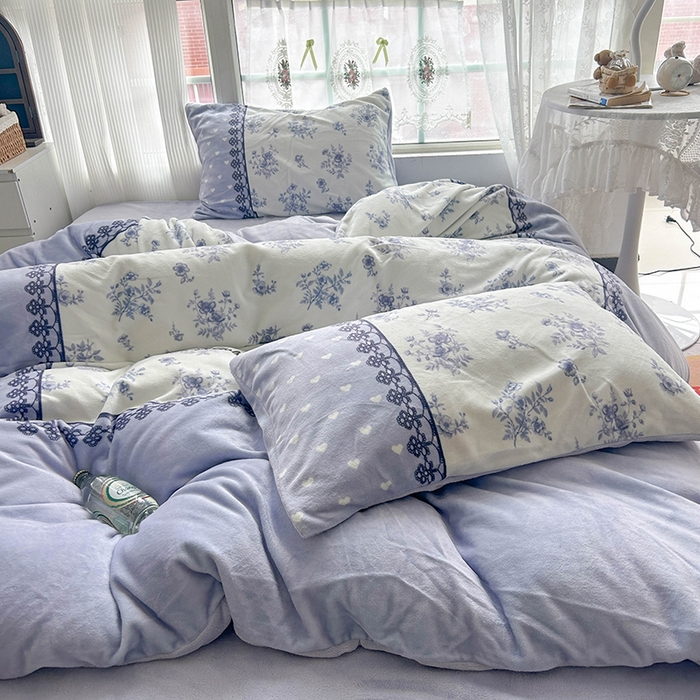 91家纺网 家纺一手货源 找家纺 Sweet dreams甜梦 2025新款全消光数码印花加厚复古碎花牛奶绒四件套-风格3 蓝枚