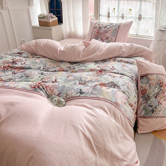 91家纺网 家纺一手货源 找家纺 Sweet dreams甜梦 2025新款全消光数码印花加厚复古碎花牛奶绒四件套-风格3 爱丽丝