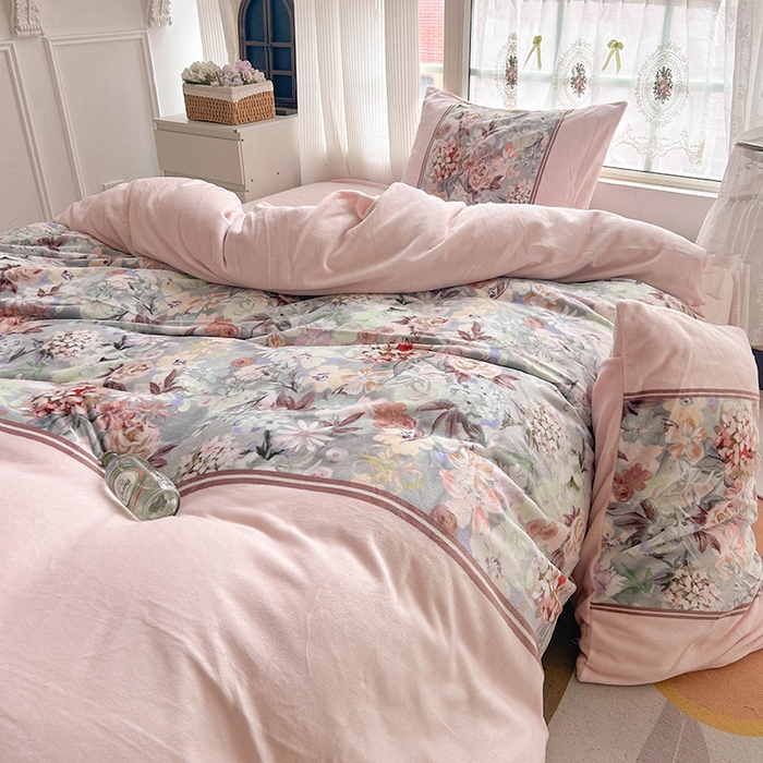 91家纺网 家纺一手货源 找家纺 Sweet dreams甜梦 2025新款全消光数码印花加厚复古碎花牛奶绒四件套-风格3 爱丽丝