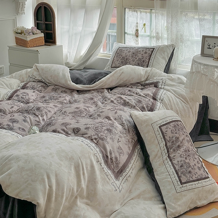91家纺网 家纺一手货源 找家纺 Sweet dreams甜梦 2025新款全消光数码印花加厚复古碎花牛奶绒四件套-风格3 莱亚