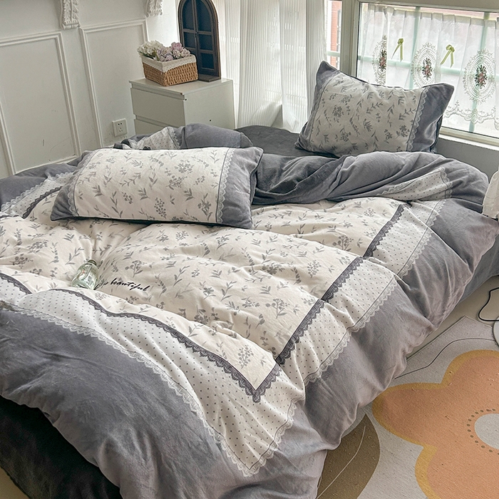 91家纺网 家纺一手货源 找家纺 Sweet dreams甜梦 2025新款全消光数码印花加厚复古碎花牛奶绒四件套-风格3 茶白