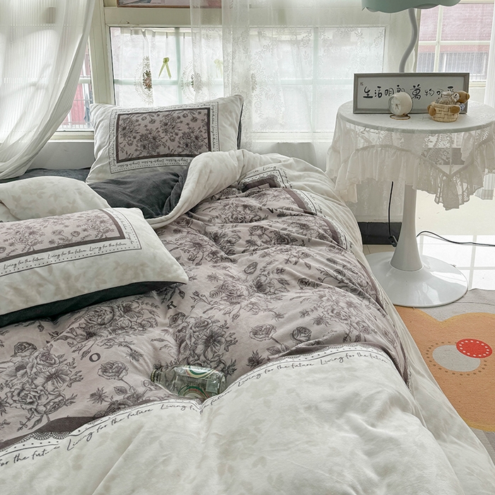 91家纺网 家纺一手货源 找家纺 Sweet dreams甜梦 2025新款全消光数码印花加厚复古碎花牛奶绒四件套-风格3 莱亚