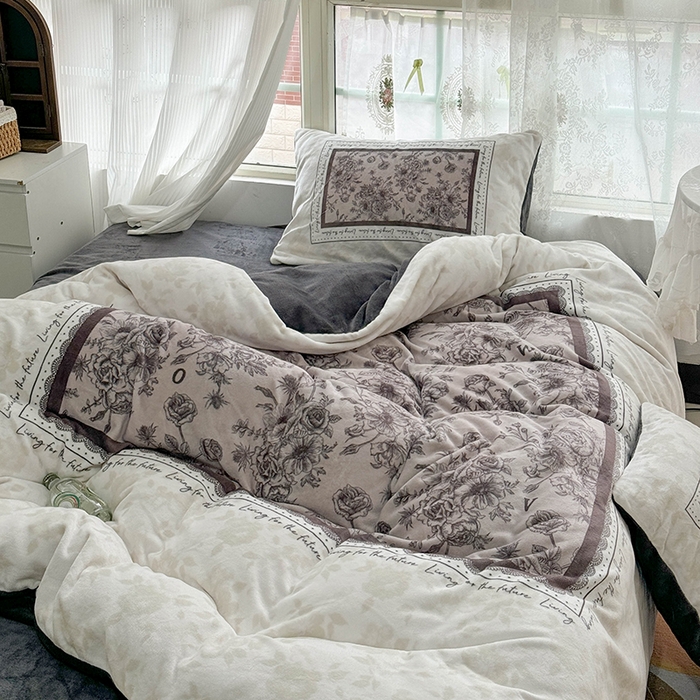 91家纺网 家纺一手货源 找家纺 Sweet dreams甜梦 2025新款全消光数码印花加厚复古碎花牛奶绒四件套-风格3 莱亚