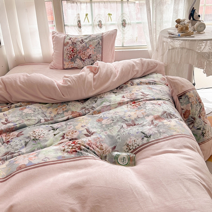 91家纺网 家纺一手货源 找家纺 Sweet dreams甜梦 2025新款全消光数码印花加厚复古碎花牛奶绒四件套-风格3 爱丽丝