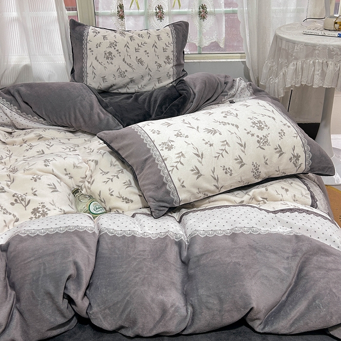 91家纺网 家纺一手货源 找家纺 Sweet dreams甜梦 2025新款全消光数码印花加厚复古碎花牛奶绒四件套-风格3 茶白