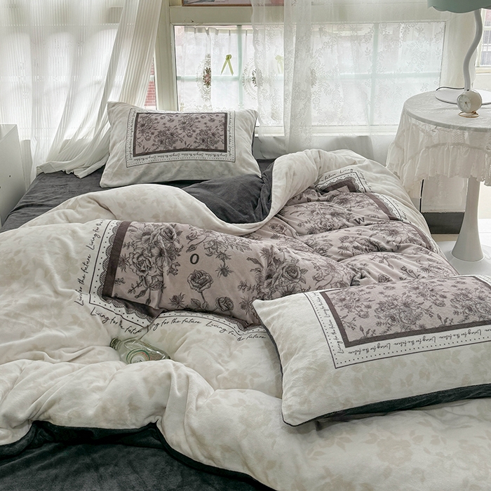 91家纺网 家纺一手货源 找家纺 Sweet dreams甜梦 2025新款全消光数码印花加厚复古碎花牛奶绒四件套-风格3 莱亚