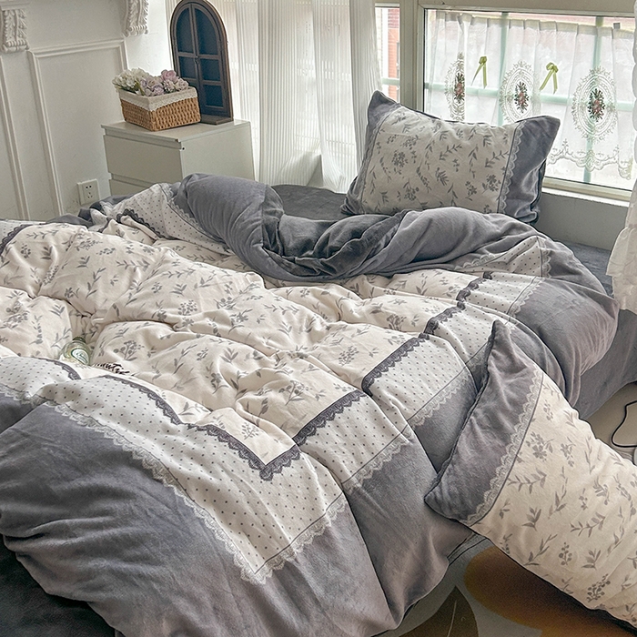 91家纺网 家纺一手货源 找家纺 Sweet dreams甜梦 2025新款全消光数码印花加厚复古碎花牛奶绒四件套-风格3 茶白