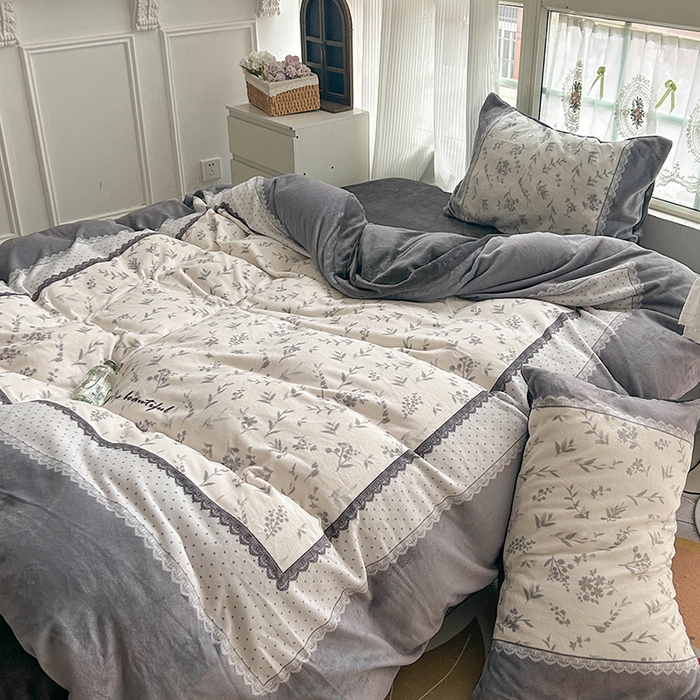 91家纺网 家纺一手货源 找家纺 Sweet dreams甜梦 2025新款全消光数码印花加厚复古碎花牛奶绒四件套-风格3 茶白