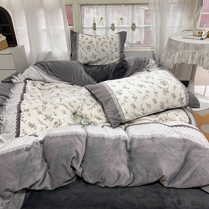91家纺网 家纺一手货源 找家纺 Sweet dreams甜梦 2025新款全消光数码印花加厚复古碎花牛奶绒四件套-风格3 茶白