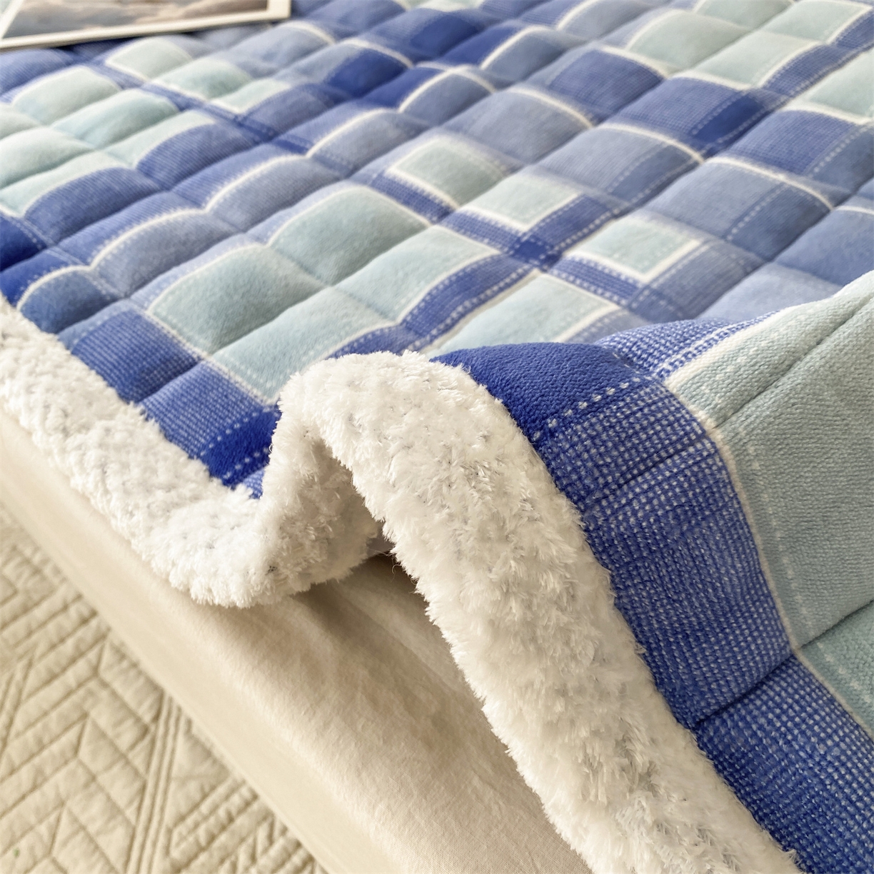 91家纺网 家纺一手货源 找家纺 （总）凌云家纺 2025新款230克全消光牛奶绒夹棉加厚床盖学生宿舍床褥