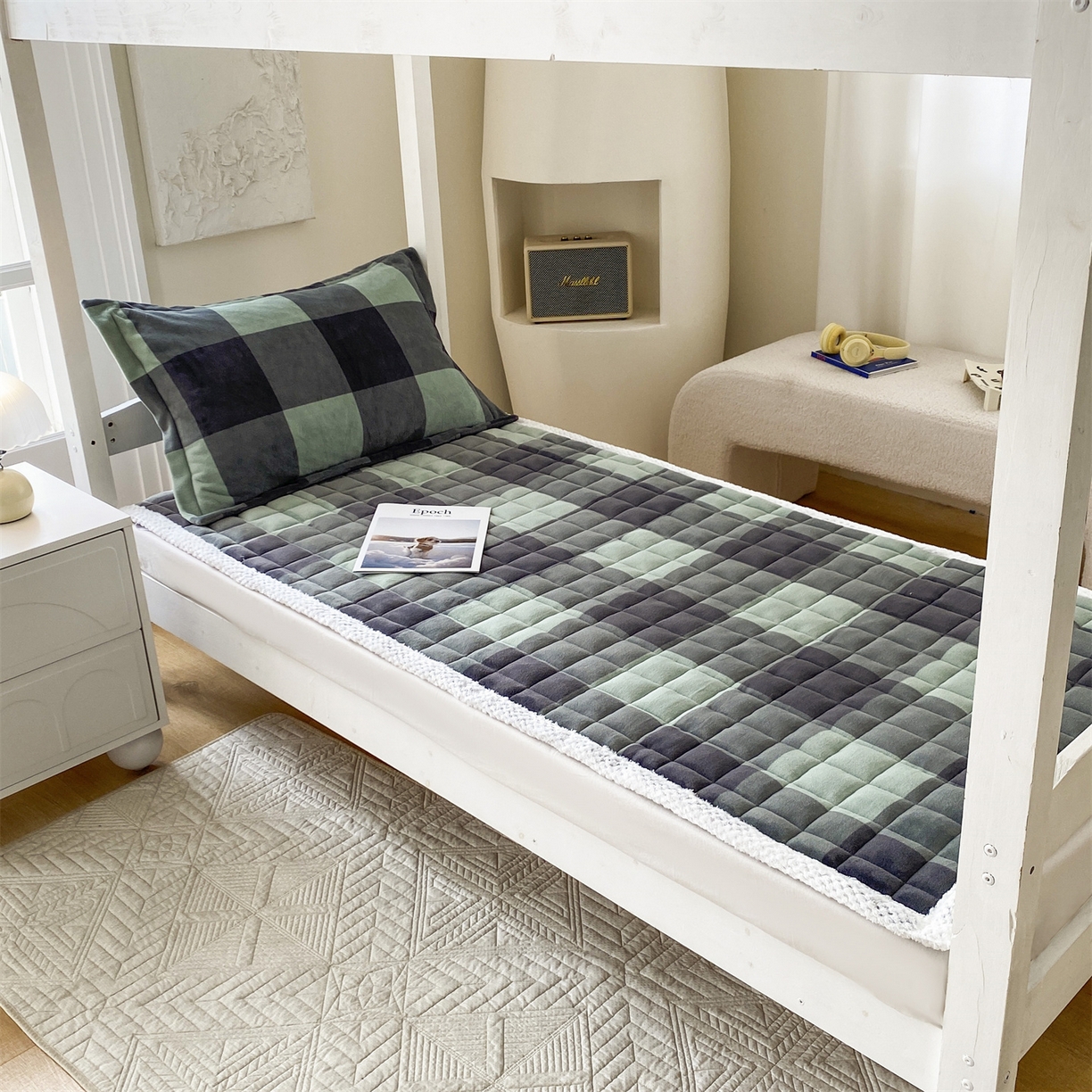 91家纺网 家纺一手货源 找家纺 （总）凌云家纺 2025新款230克全消光牛奶绒夹棉加厚床盖学生宿舍床褥