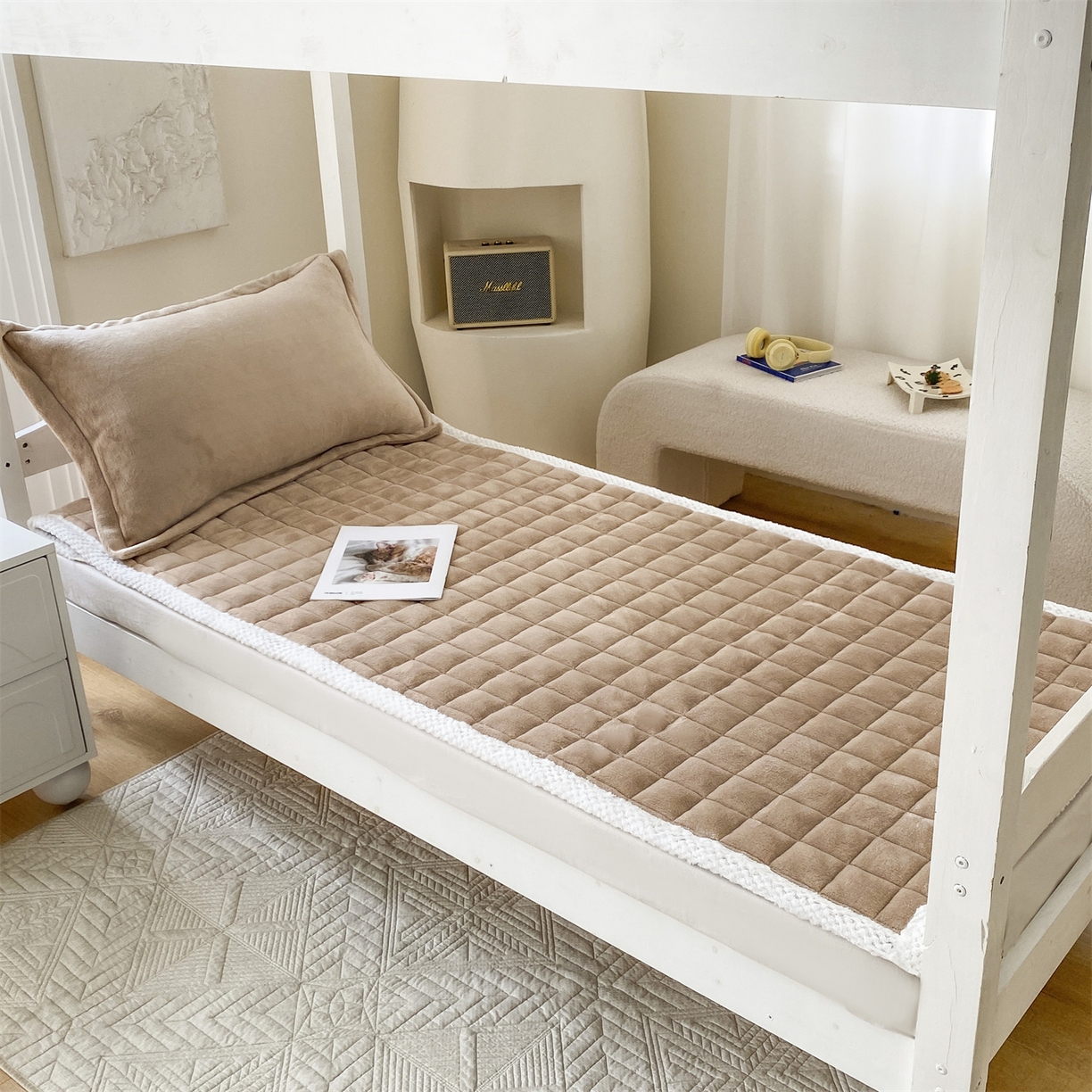 91家纺网 家纺一手货源 找家纺 （总）凌云家纺 2025新款230克全消光牛奶绒夹棉加厚床盖学生宿舍床褥