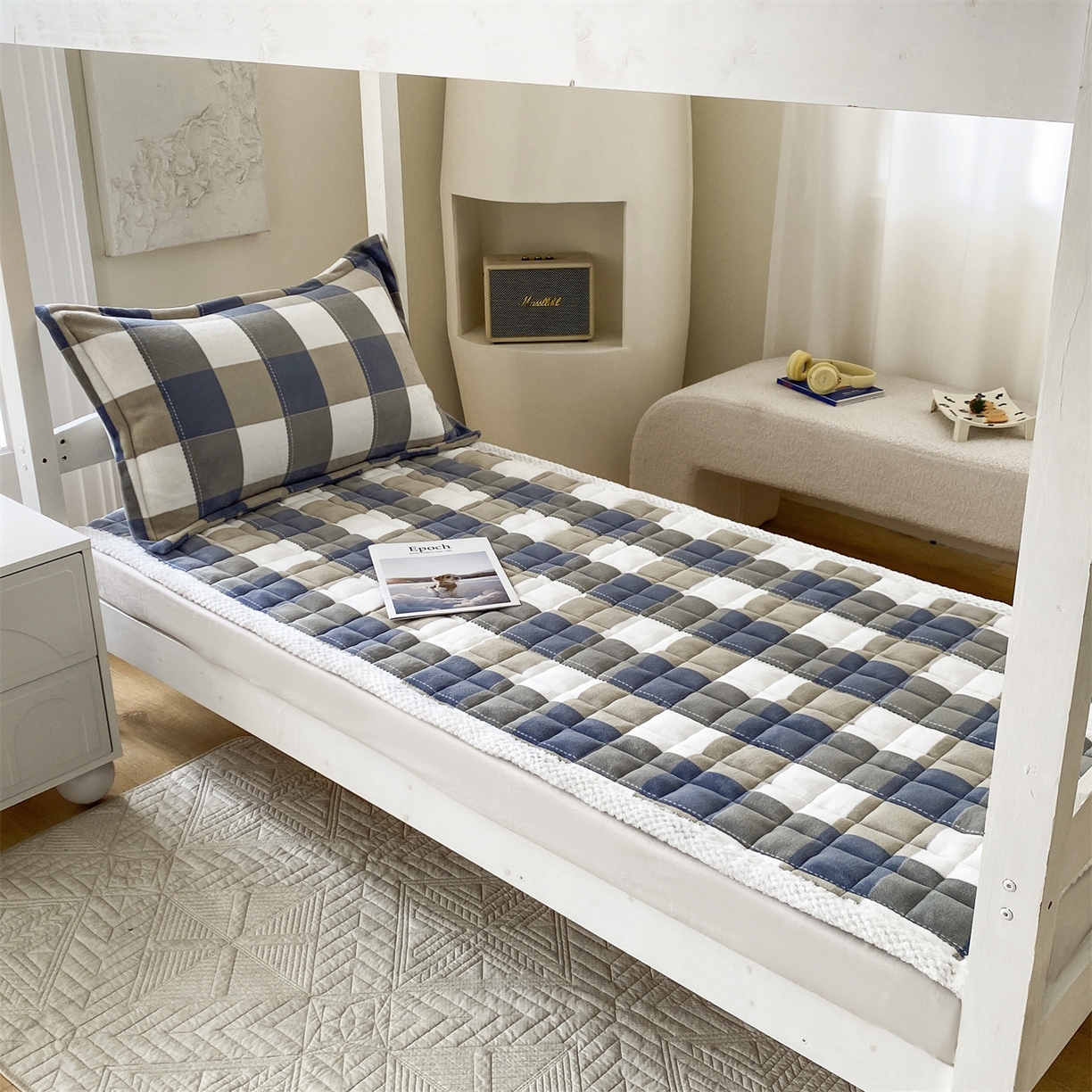 91家纺网 家纺一手货源 找家纺 （总）凌云家纺 2025新款230克全消光牛奶绒夹棉加厚床盖学生宿舍床褥