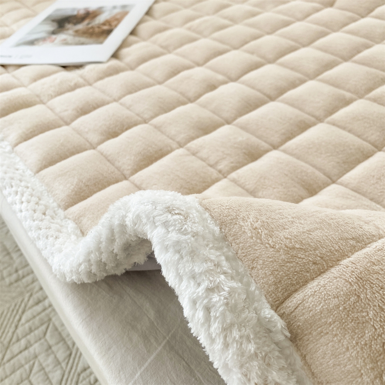 91家纺网 家纺一手货源 找家纺 凌云家纺 2025新款230克全消光牛奶绒夹棉加厚床盖学生宿舍床褥 奶咖-高克重绒