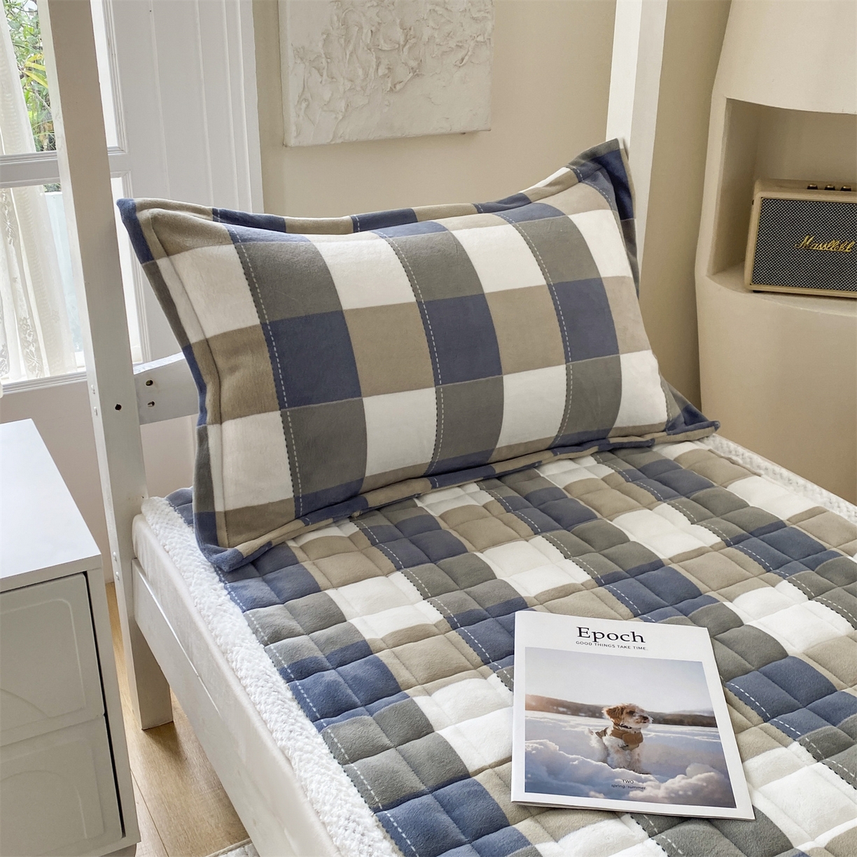 91家纺网 家纺一手货源 找家纺 凌云家纺 2025新款230克全消光牛奶绒夹棉加厚床盖学生宿舍床褥 千寻格-高克重绒