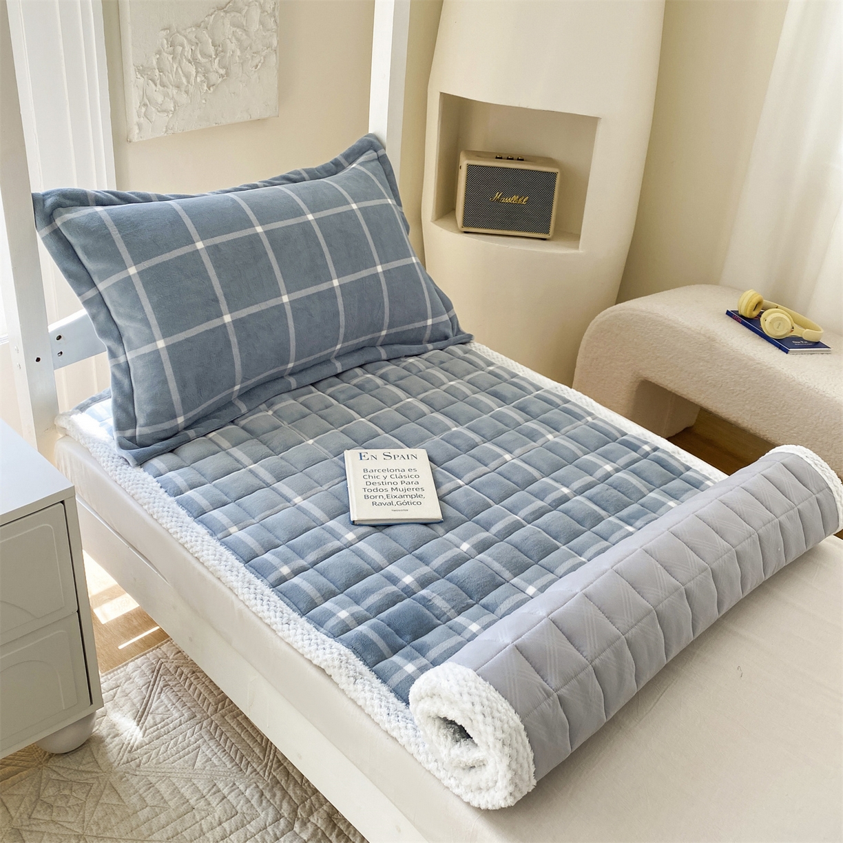 91家纺网 家纺一手货源 找家纺 凌云家纺 2025新款230克全消光牛奶绒夹棉加厚床盖学生宿舍床褥 蓝小格-高克重绒