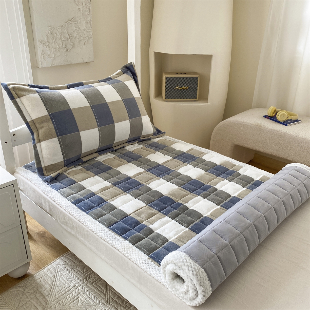 91家纺网 家纺一手货源 找家纺 凌云家纺 2025新款230克全消光牛奶绒夹棉加厚床盖学生宿舍床褥 千寻格-高克重绒