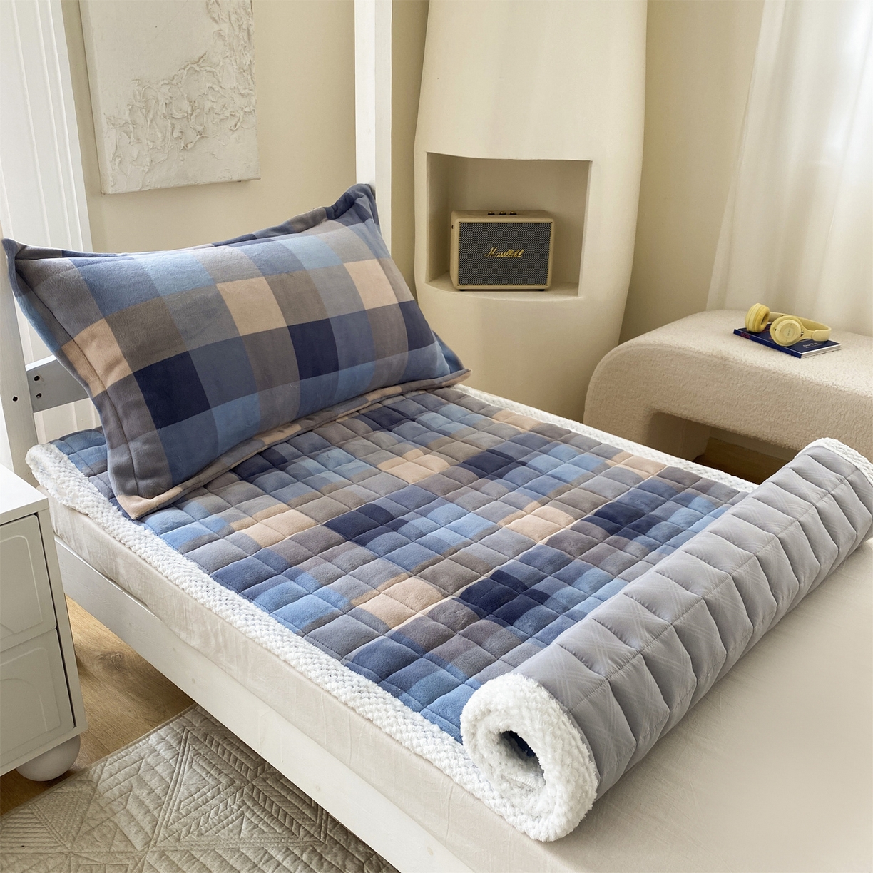 91家纺网 家纺一手货源 找家纺 凌云家纺 2025新款230克全消光牛奶绒夹棉加厚床盖学生宿舍床褥 灰蓝小格-高克重绒