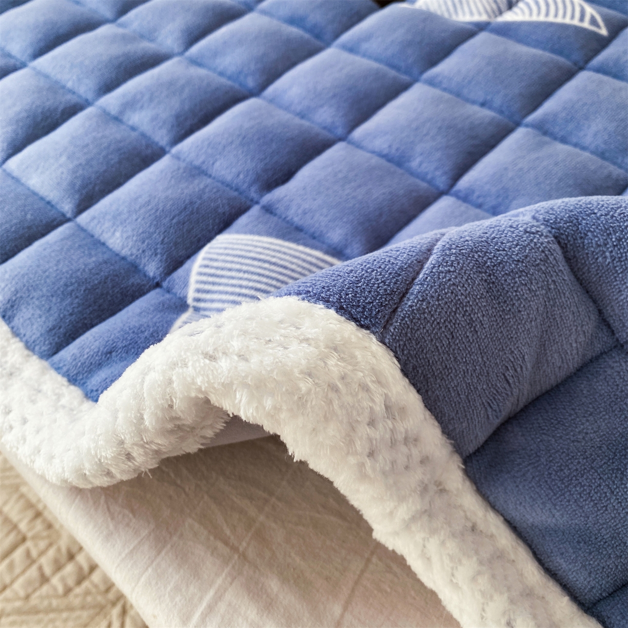 91家纺网 家纺一手货源 找家纺 凌云家纺 2025新款230克全消光牛奶绒夹棉加厚床盖学生宿舍床褥 三角-高克重绒