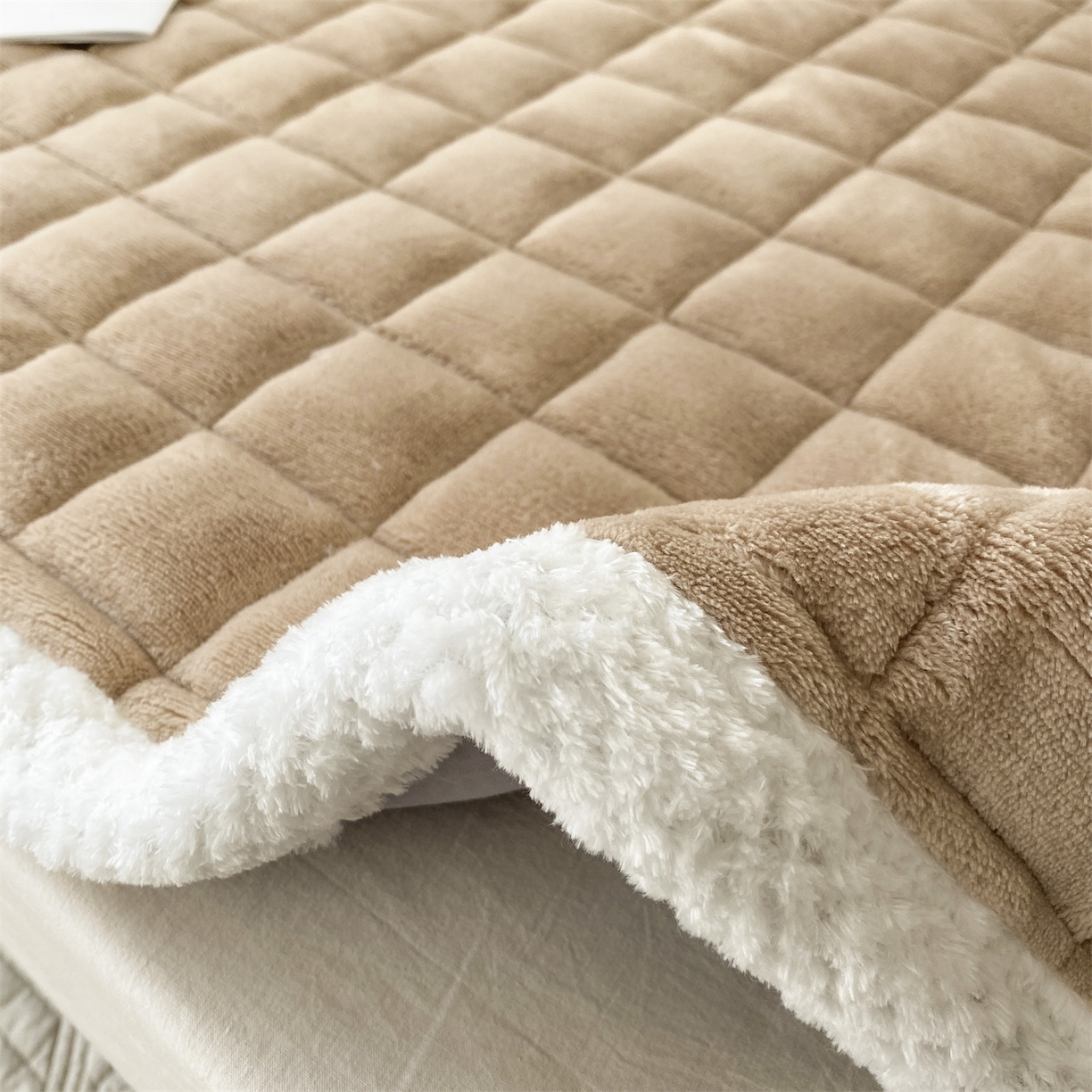 91家纺网 家纺一手货源 找家纺 凌云家纺 2025新款230克全消光牛奶绒夹棉加厚床盖学生宿舍床褥 浅驼-高克重绒