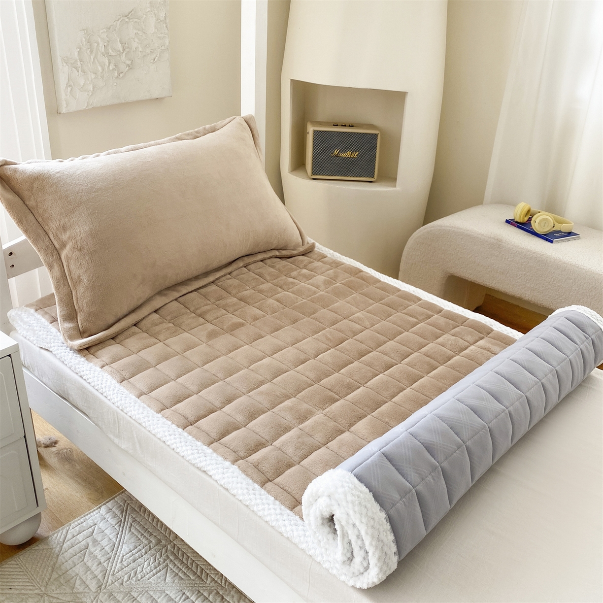 91家纺网 家纺一手货源 找家纺 凌云家纺 2025新款230克全消光牛奶绒夹棉加厚床盖学生宿舍床褥 浅驼-高克重绒