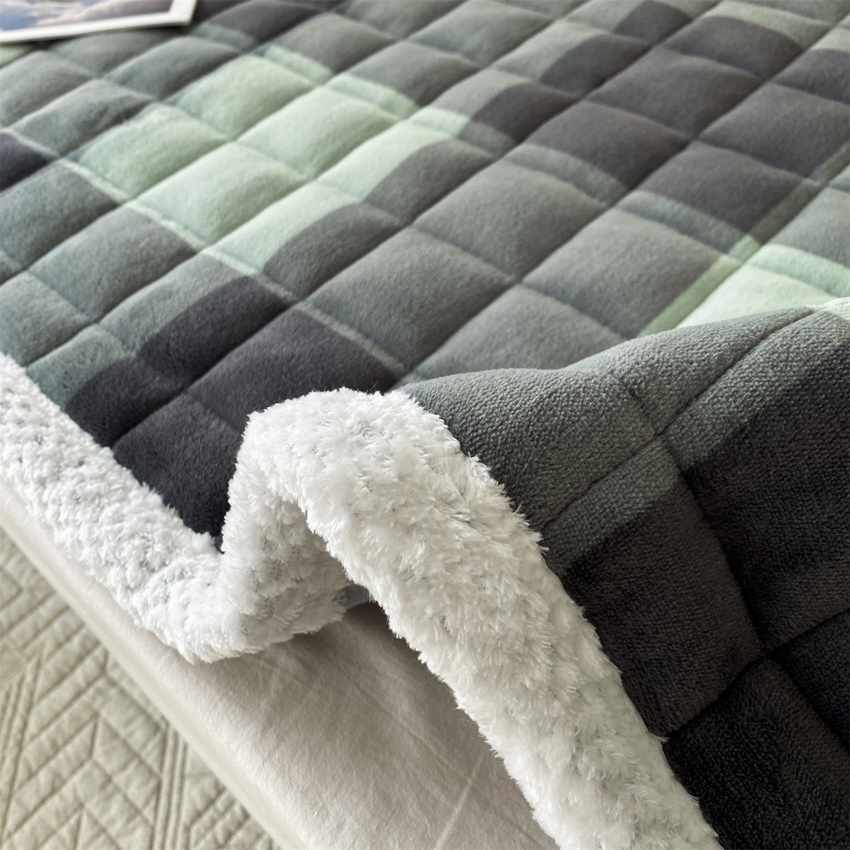 91家纺网 家纺一手货源 找家纺 凌云家纺 2025新款230克全消光牛奶绒夹棉加厚床盖学生宿舍床褥 绿大格-高克重绒