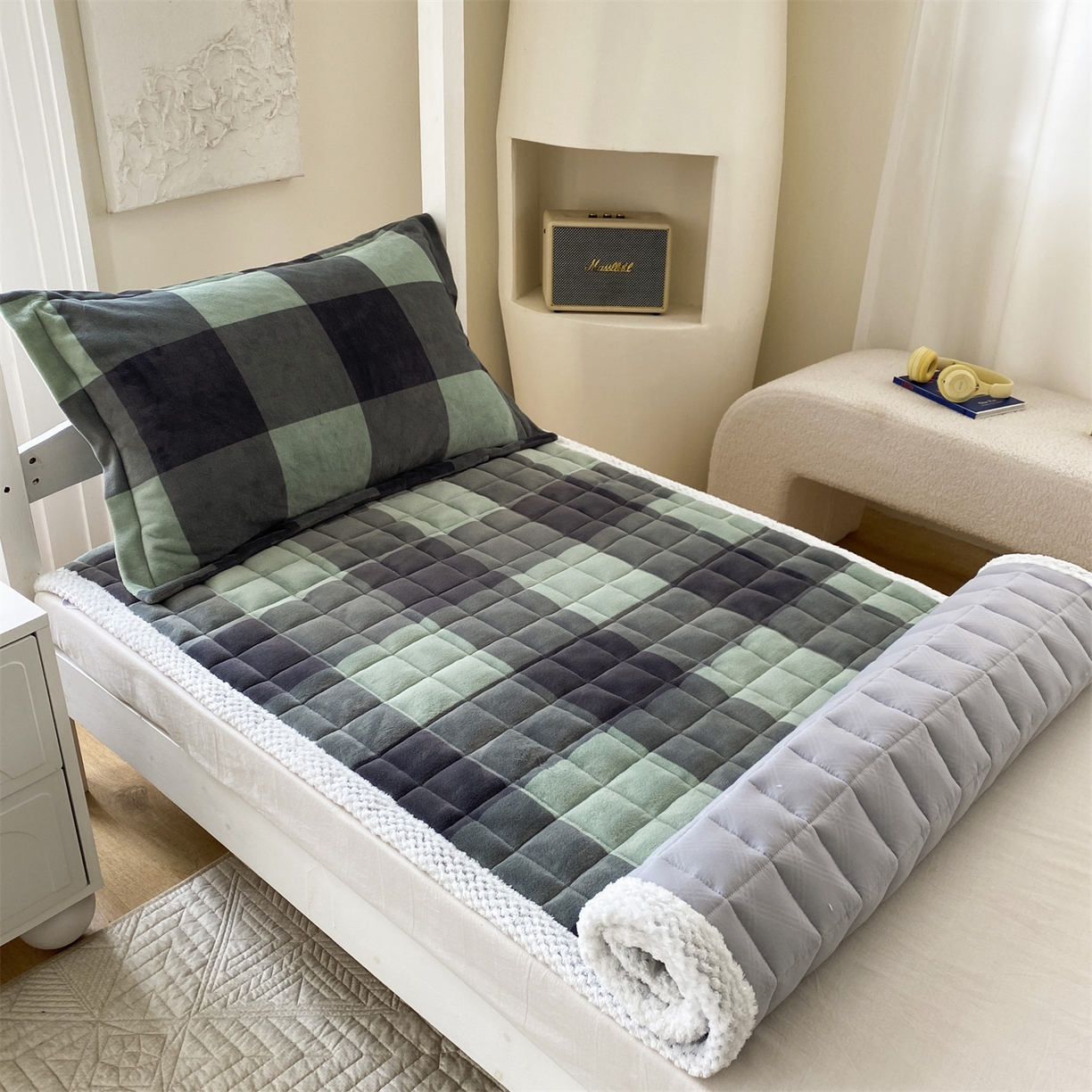 91家纺网 家纺一手货源 找家纺 凌云家纺 2025新款230克全消光牛奶绒夹棉加厚床盖学生宿舍床褥 绿大格-高克重绒