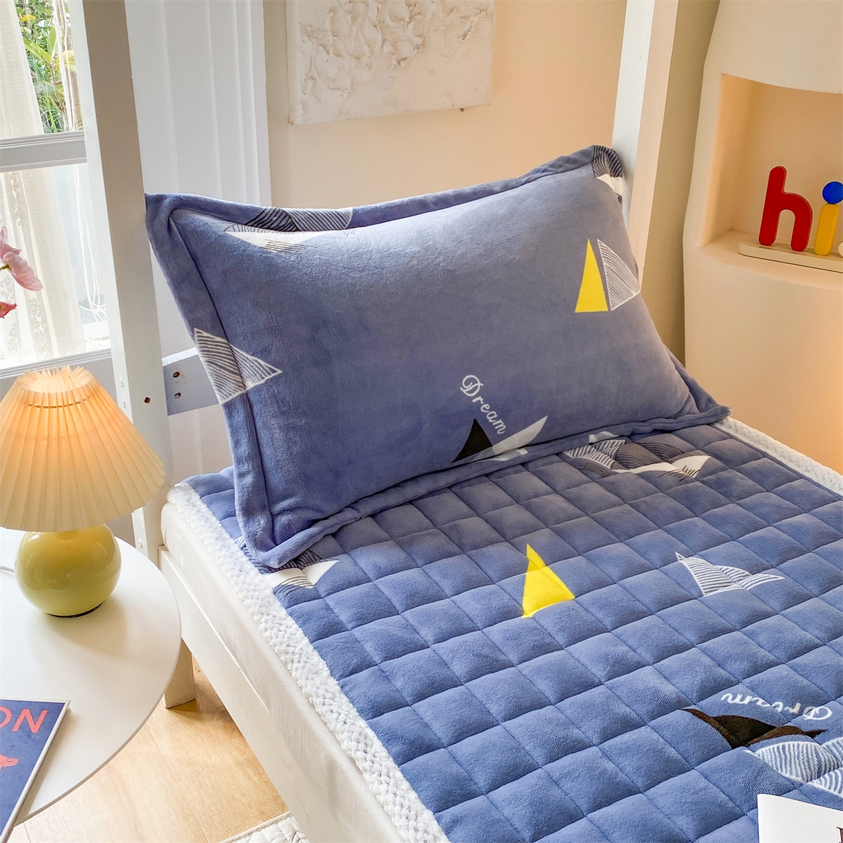 91家纺网 家纺一手货源 找家纺 凌云家纺 2025新款230克全消光牛奶绒夹棉加厚床盖学生宿舍床褥 三角-高克重绒